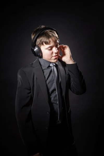 Tonårspojke lyssnar musik i hörlurar — Stockfoto