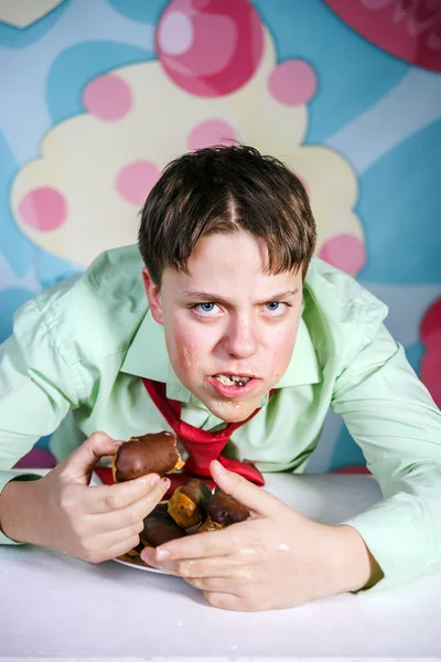 Funny boy äter söta kakor, hungriga och godis man — Stockfoto