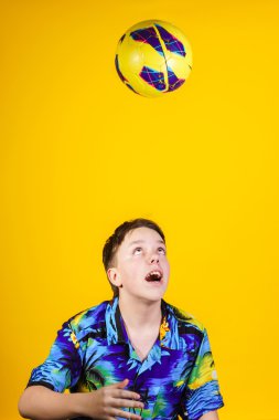 Topla oynamayı duygusal genç çocuk