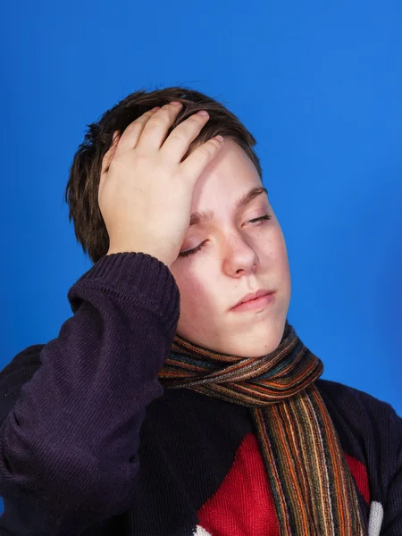 Caucasien malade garçon habillé avec foulard — Photo