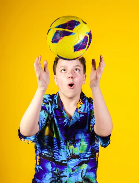 Menino adolescente afetivo brincando com bola — Fotografia de Stock