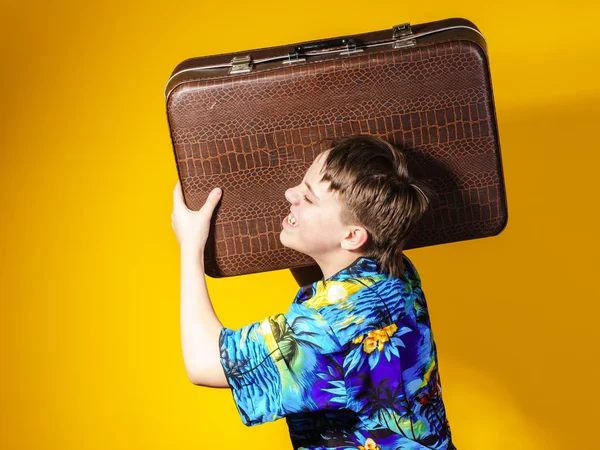 Gefühlvoller Teenager mit Retro-Koffer — Stockfoto