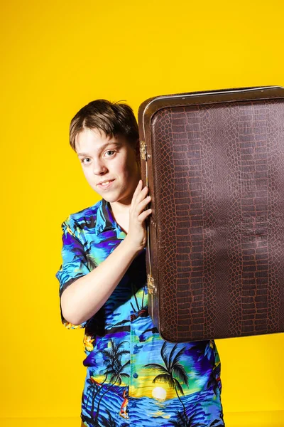 Adolescent affectif garçon avec valise rétro — Photo