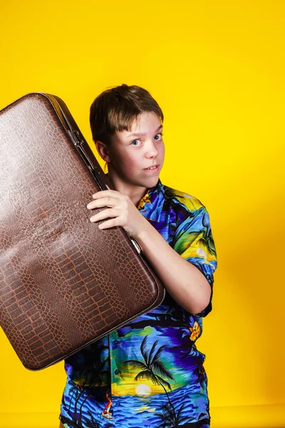 Afektivní dospívající chlapec s retro kufr — Stock fotografie