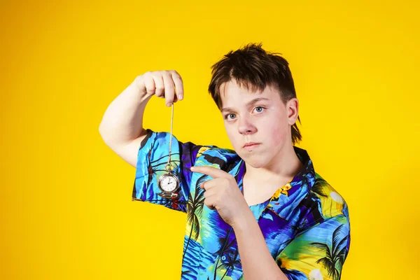 Afectivo adolescente con reloj mostrando el tiempo — Foto de Stock