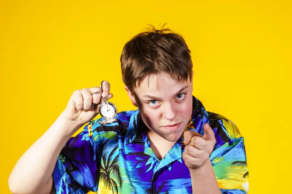 Adolescent affectif garçon avec montre montrant le temps — Photo