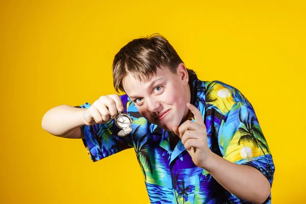 Afectivo adolescente con reloj mostrando el tiempo — Foto de Stock