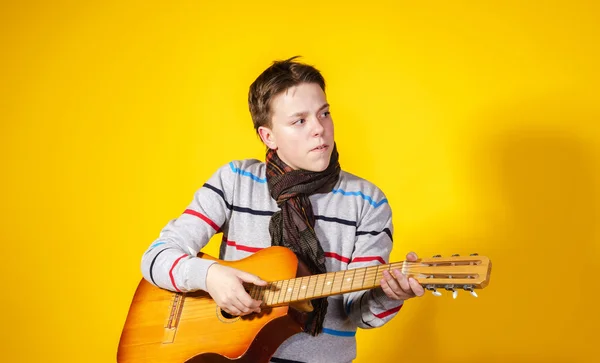 Uczuciowe nastoletni chłopiec z gitarą. Koncepcja muzyki. — Zdjęcie stockowe