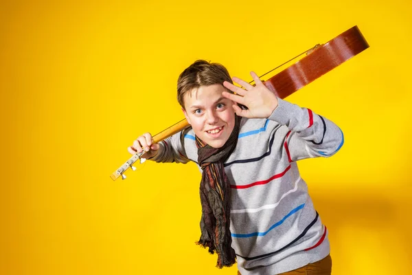 Affektiva tonårspojke med gitarr. Musik-konceptet. — Stockfoto