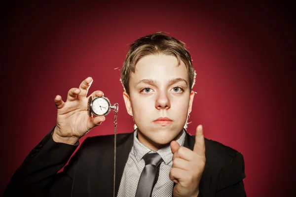 Affektiver Teenager mit Uhr, die die Zeit anzeigt — Stockfoto