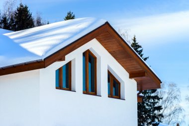 Modern kır evi, kış güneşli gün