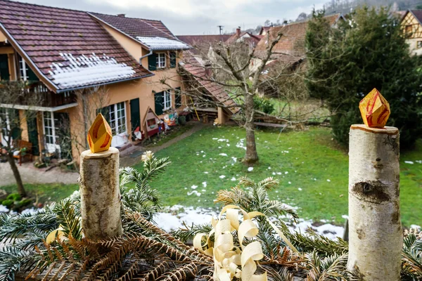 Huş ağacından yapma ev yapımı Noel mumlar — Stok fotoğraf