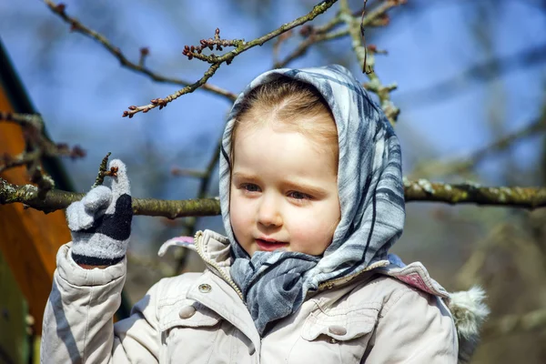 Χαριτωμένο κοριτσάκι πορτρέτο, η άνοιξη της Ευρώπης, η παιδική χαρά — Φωτογραφία Αρχείου