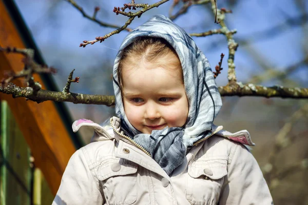 Portrait mignon de petite fille, jour du printemps, aire de jeux — Photo