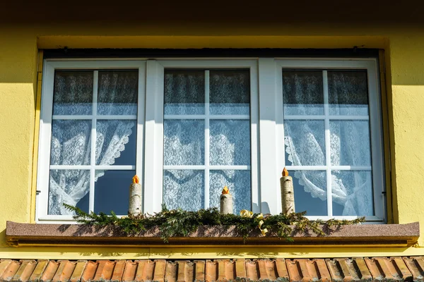 Hausgemachte Weihnachtskerzen aus Birkenholz — Stockfoto