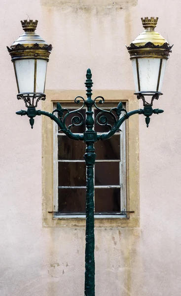 Lâmpada de rua estilo retro em Rosheim, Alsácia — Fotografia de Stock
