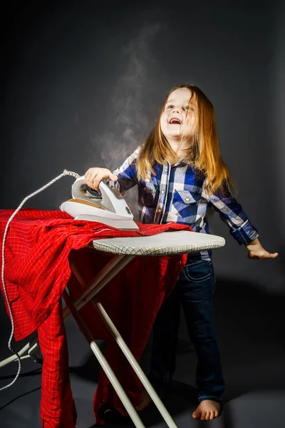 Carino bambina aiutando tua madre stirando vestiti, contras — Foto Stock