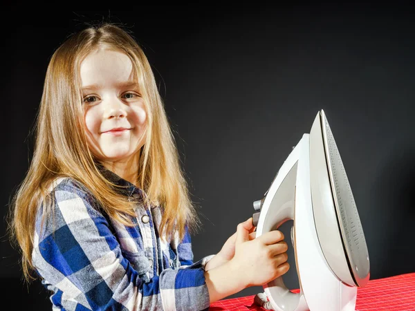 Petite fille mignonne aidant votre mère en repassant les vêtements, contras — Photo