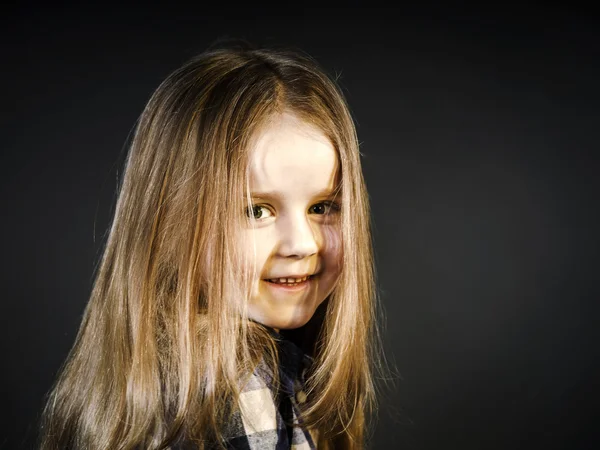 Bonito pouco sorrindo menina close-up retrato — Fotografia de Stock