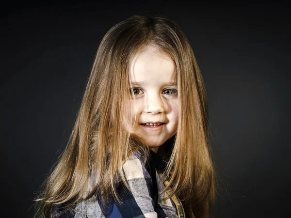 Schattige kleine lachende meisje close-up portret — Stockfoto