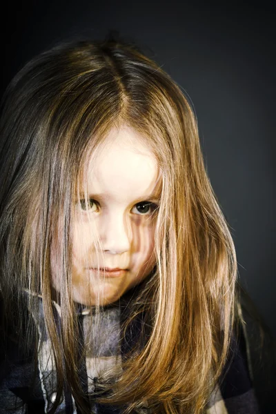 Çekici küçük kız yakın çekim portre — Stok fotoğraf