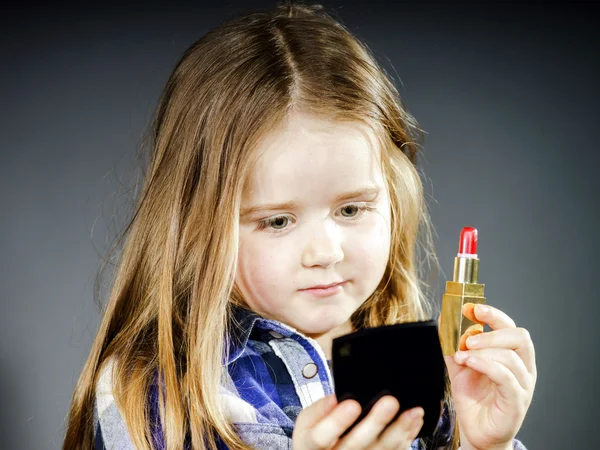 Linda niña con los cosméticos de la madre, retrato de cerca —  Fotos de Stock