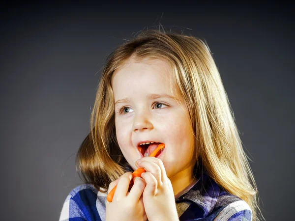 Linda niñita limpiando los dientes — Foto de Stock