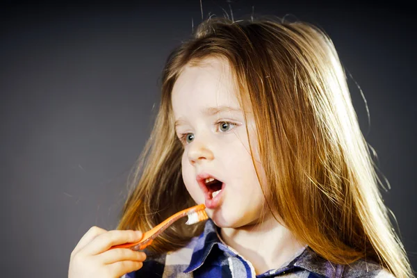 Linda niñita limpiando los dientes — Foto de Stock