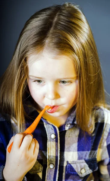 Schattig klein meisje reiniging van de tanden — Stockfoto