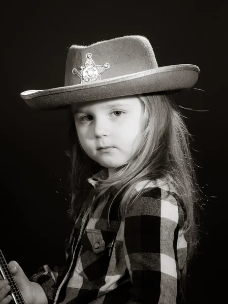 Petite fille mignonne habillée en chemise de cow-boy et chapeau de shérif — Photo