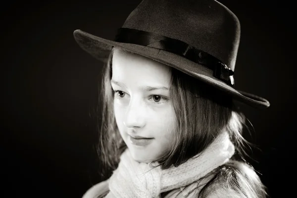 Menina adolescente bonito com chapéu do pai close-up retrato — Fotografia de Stock