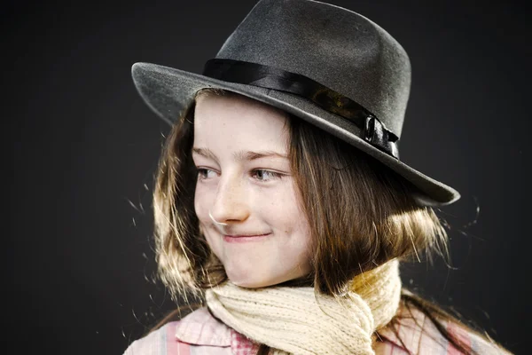 Menina adolescente bonito com chapéu do pai close-up retrato — Fotografia de Stock