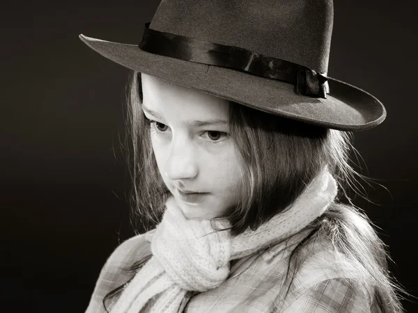 Linda adolescente con sombrero de padre retrato de cerca — Foto de Stock