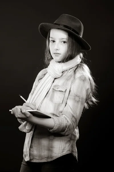 Menina adolescente bonito com chapéu do pai close-up retrato — Fotografia de Stock
