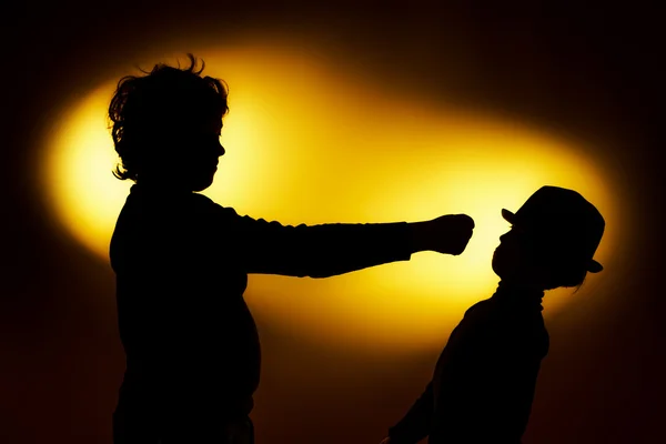 Duas silhuetas expressivas do menino mostrando emoções usando gesticu — Fotografia de Stock