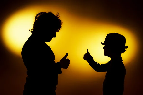 Twee expressieve boy's silhouetten tonen emoties met behulp van gesticu — Stockfoto