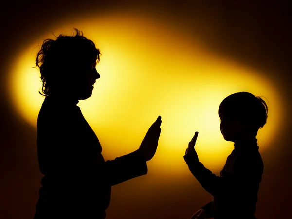 Twee expressieve boy's silhouetten tonen emoties met behulp van gesticu — Stockfoto