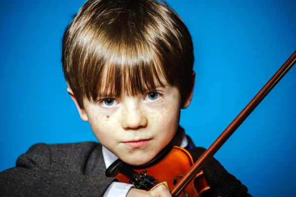 Menino pré-escolar de cabelos vermelhos com violino, conceito de música — Fotografia de Stock