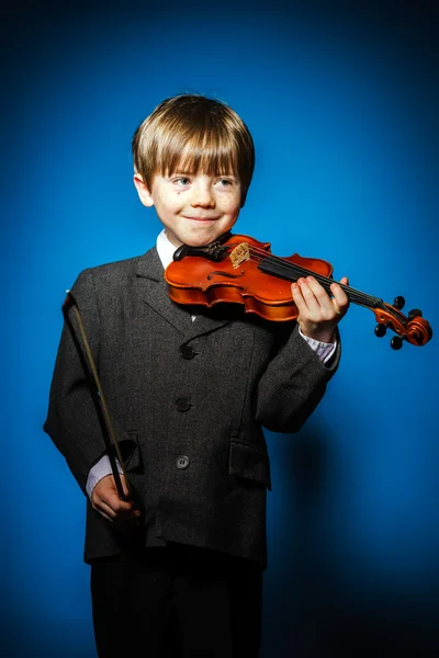 Rödhårig förskolebarn pojke med fiol, musik koncept — Stockfoto