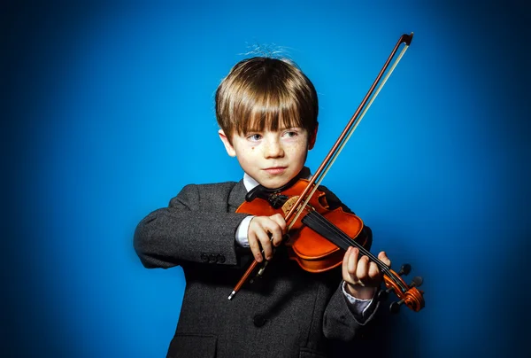 Rödhårig förskolebarn pojke med fiol, musik koncept — Stockfoto