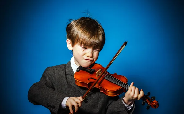 Niño preescolar pelirrojo con violín, concepto musical — Foto de Stock