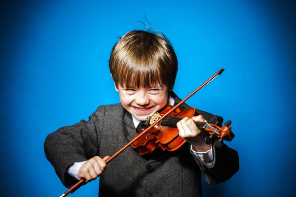 Rödhårig förskolebarn pojke med fiol, musik koncept — Stockfoto