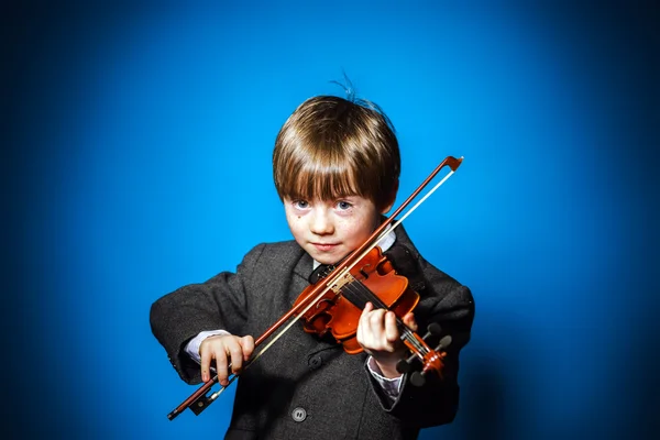 Rödhårig förskolebarn pojke med fiol, musik koncept — Stockfoto