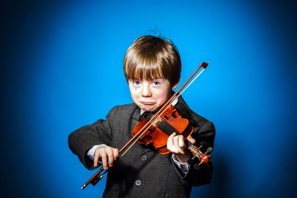 Red-haired preschooler boy with violin, music concept — Stock Photo, Image