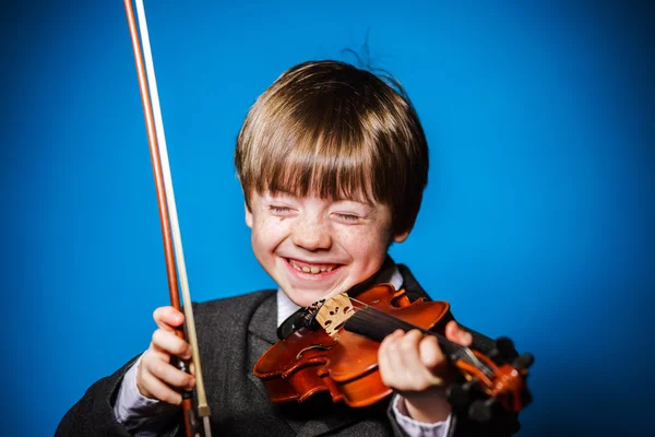 Zrzavý preschooler chlapce s housle, hudební koncept — Stock fotografie