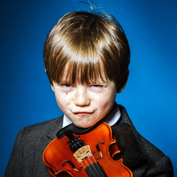 Menino pré-escolar de cabelos vermelhos com violino, conceito de música — Fotografia de Stock