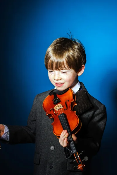 Rödhårig förskolebarn pojke med fiol, musik koncept — Stockfoto