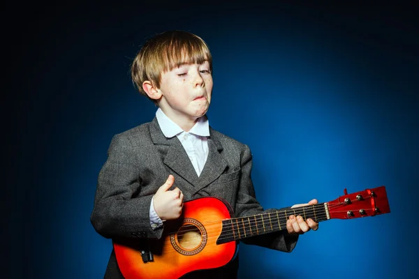 Niño preescolar pelirrojo con ukalele, concepto musical — Foto de Stock