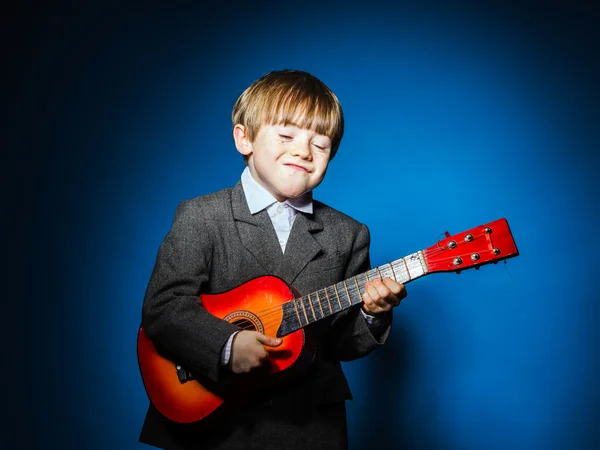 Garçon d'âge préscolaire aux cheveux roux avec ukalele, concept musical — Photo