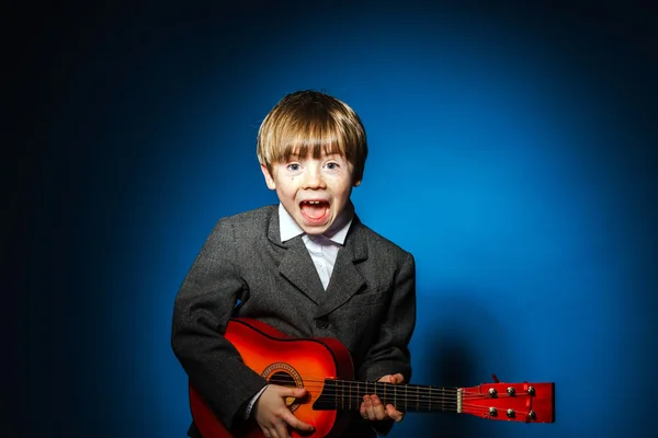 Garçon d'âge préscolaire aux cheveux roux avec ukalele, concept musical — Photo